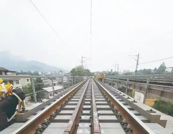 玻纖增強聚氨酯軌枕在軌道交通領域中的應用
