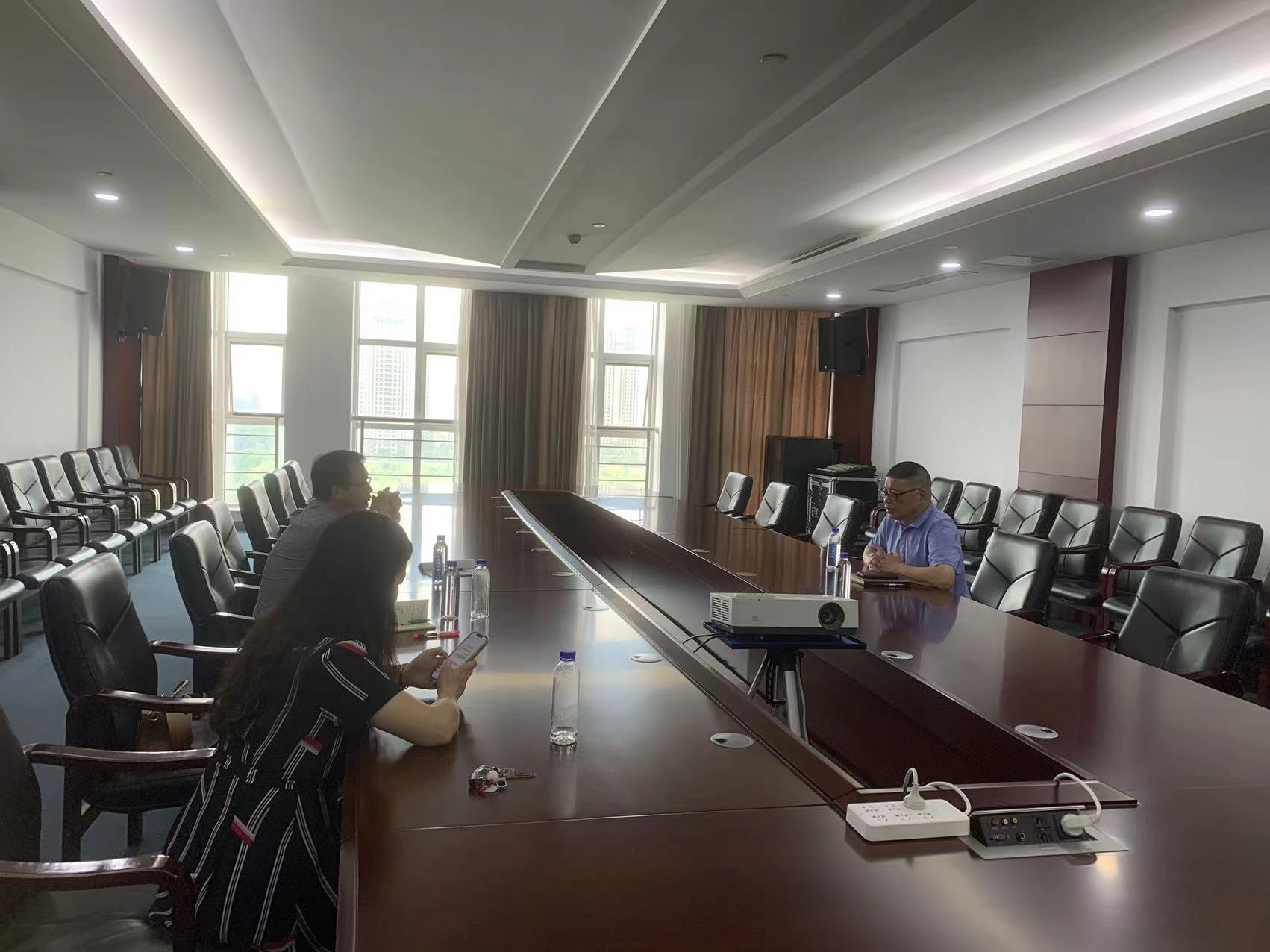 中國復(fù)合材料工業(yè)協(xié)會秘書長孟弋潔一行前往中復(fù)連眾洽談會議細(xì)節(jié)